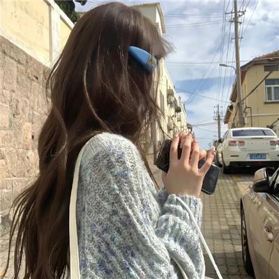 戴流苏耳环的少女